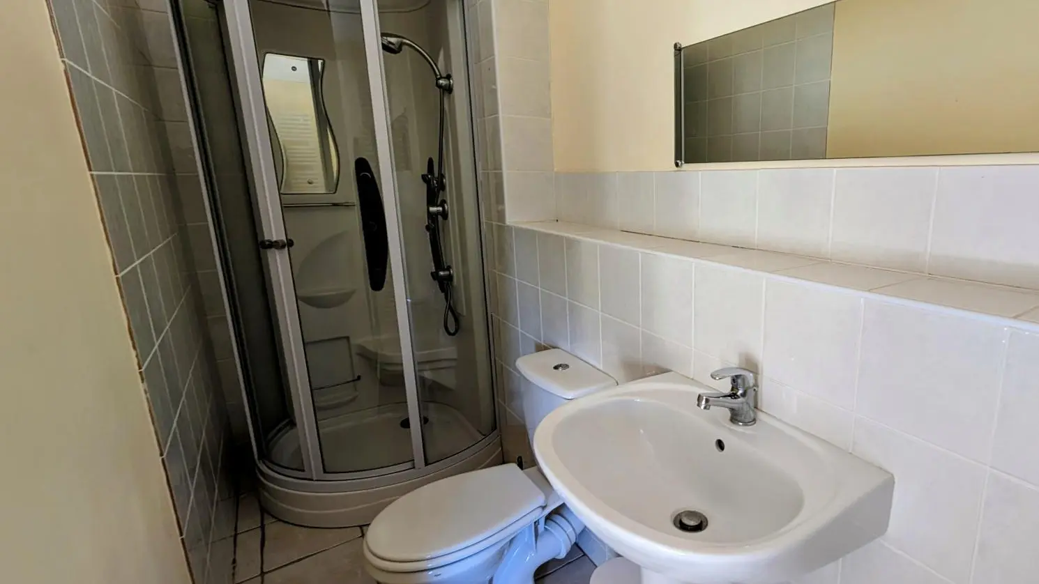 Gite de Belle Vue sur la commune de Dournazac en Haute-Vienne - Nouvelle Aquitaine - salle d'eau privée chambre 3_20