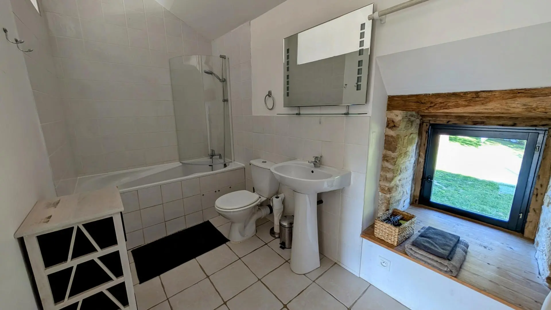 Gite de Belle Vue sur la commune de Dournazac en Haute-Vienne - Nouvelle Aquitaine - salle de bains privée à la chambre 1_15
