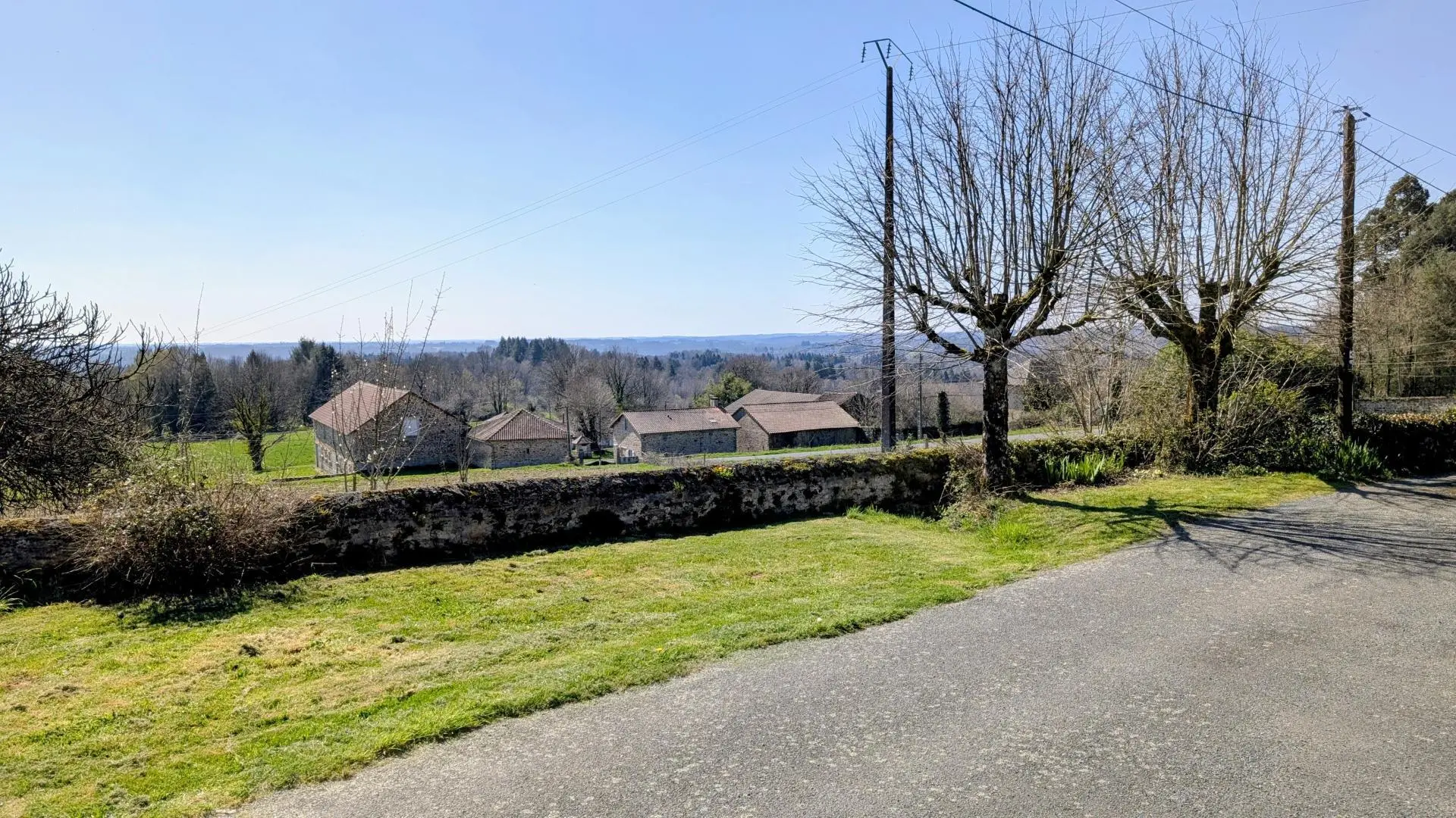 Gîte chez Marie-Louise à Dournazac en Haute-Vienne - Nouvelle Aquitaine - devant le gîte_2