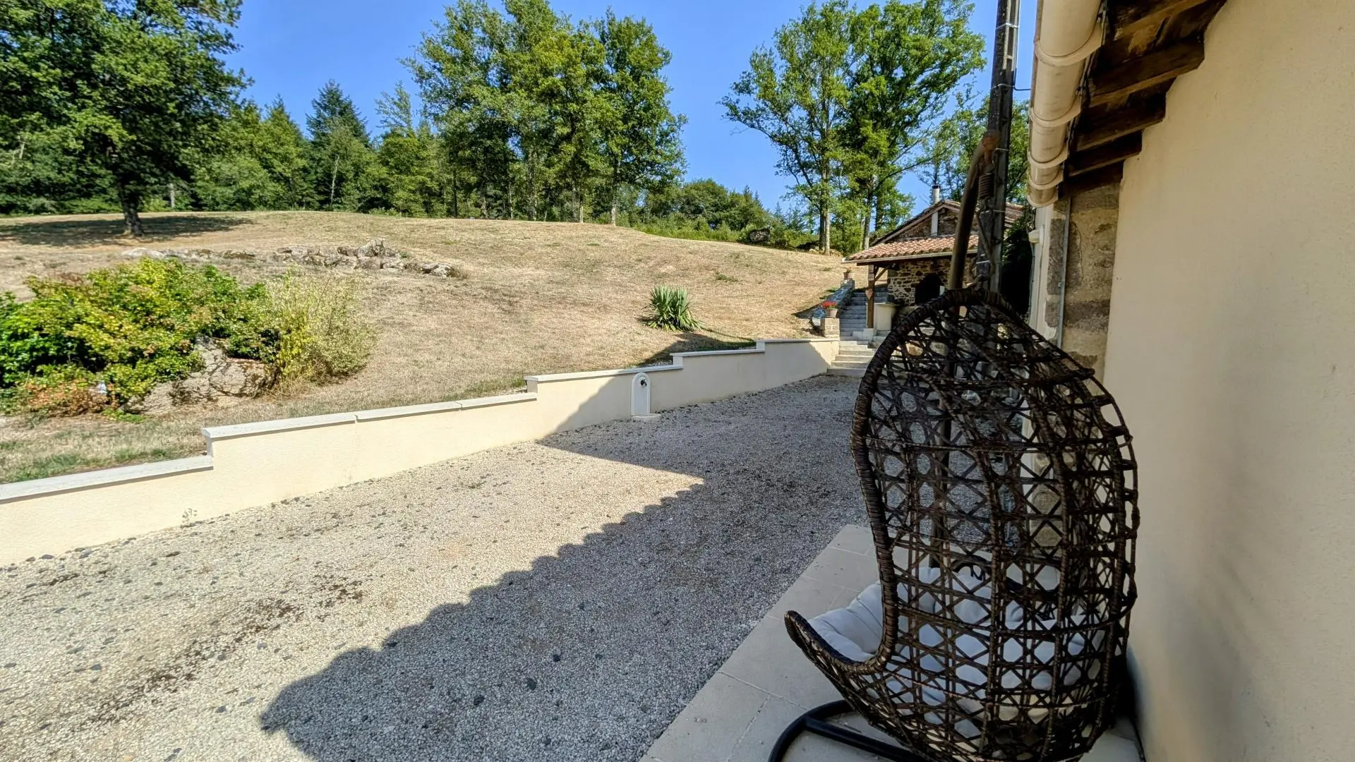 Gite de la Petite Lisonne - commune de Marval en Haute-vienne - Limousin - parking privé sur le côté du gîte_25