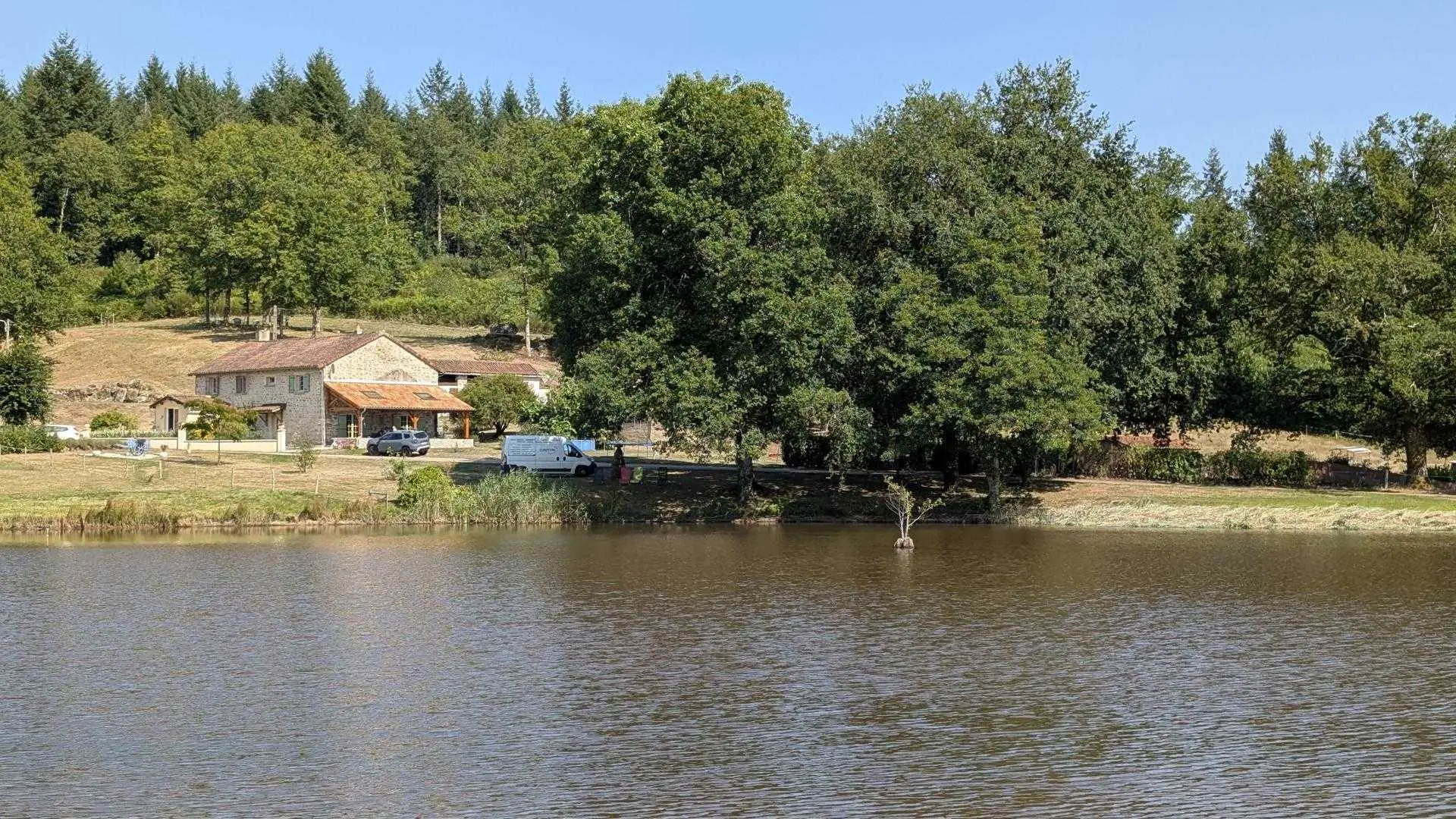 Gite de la Petite Lisonne - commune de Marval en Haute-vienne - Limousin - La Lisonne vue de l'étang_2