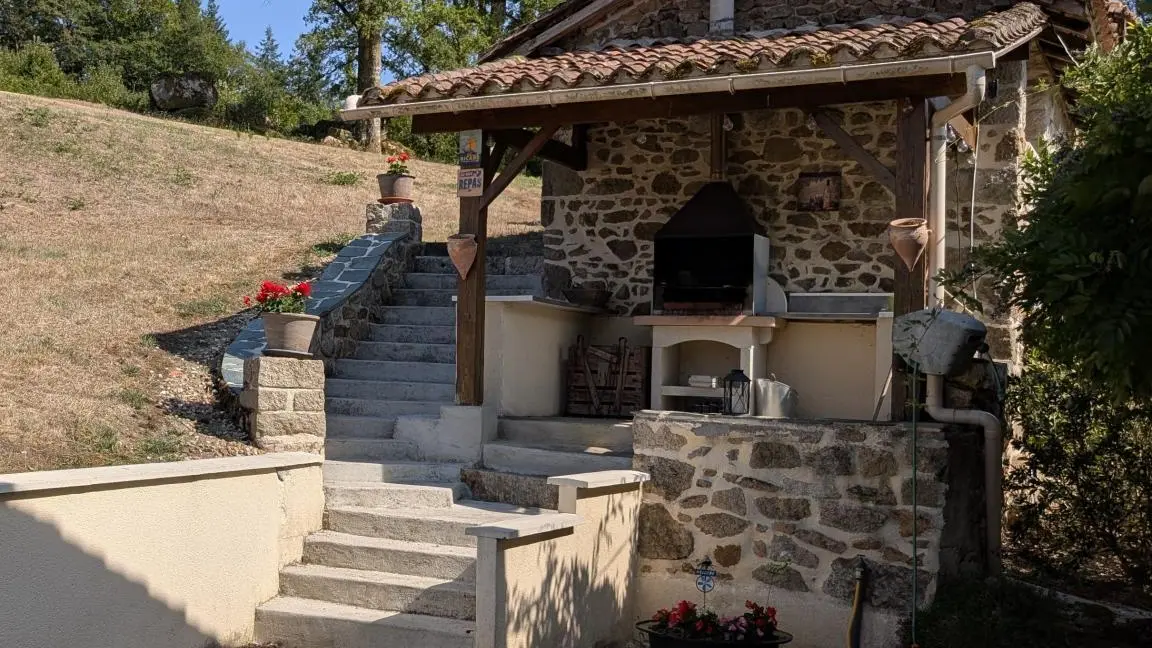 Gite de la Petite Lisonne - commune de Marval en Haute-vienne - Limousin - le barbecue_36