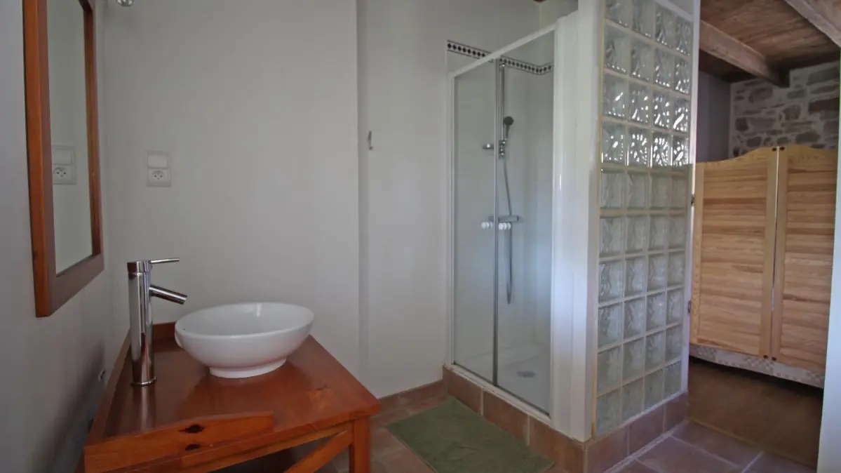 Gite  Lascaux à Saint Mathieu en Haute-Vienne (Limousin)- salle d'eau de la chambre 1 en rez-de-chaussée_13