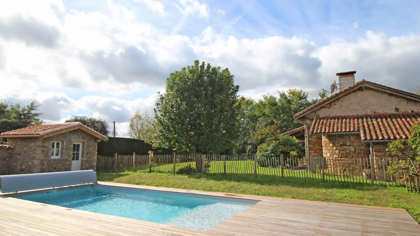 Gite  Lascaux à Saint Mathieu en Haute-Vienne (Limousin)- vue du jardin_27