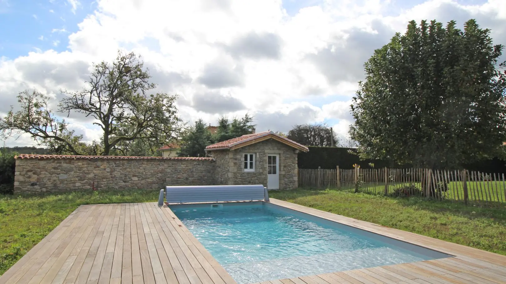 Gite  Lascaux à Saint Mathieu en Haute-Vienne (Limousin)- vue du jardin_2