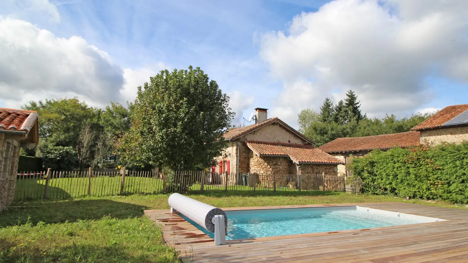 Gite  Lascaux à Saint Mathieu en Haute-Vienne (Limousin)- vue du jardin_1