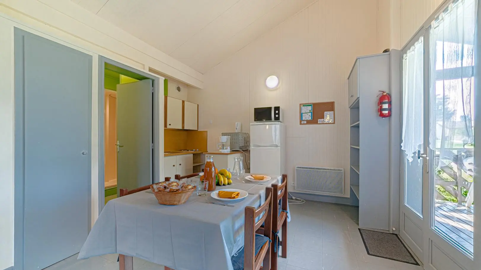 Gite  Les Ribières à Les Cars en Haute-Vienne (Nouvelle Aquitaine) - salle à manger / cuisine_4