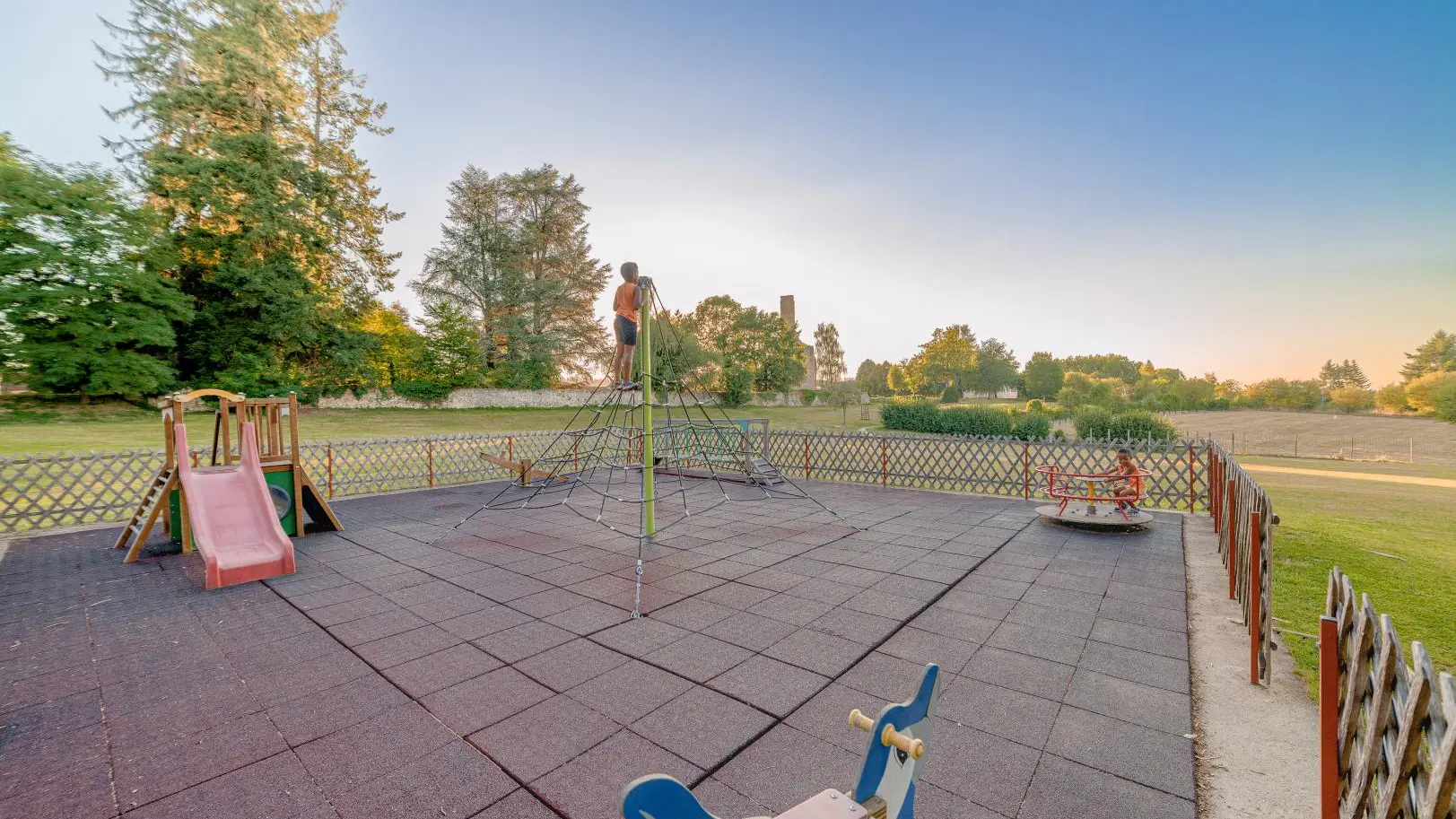 Gite Les Ribières à Les Cars en Haute-Vienne (Nouvelle Aquitaine) - Aire de jeux_20