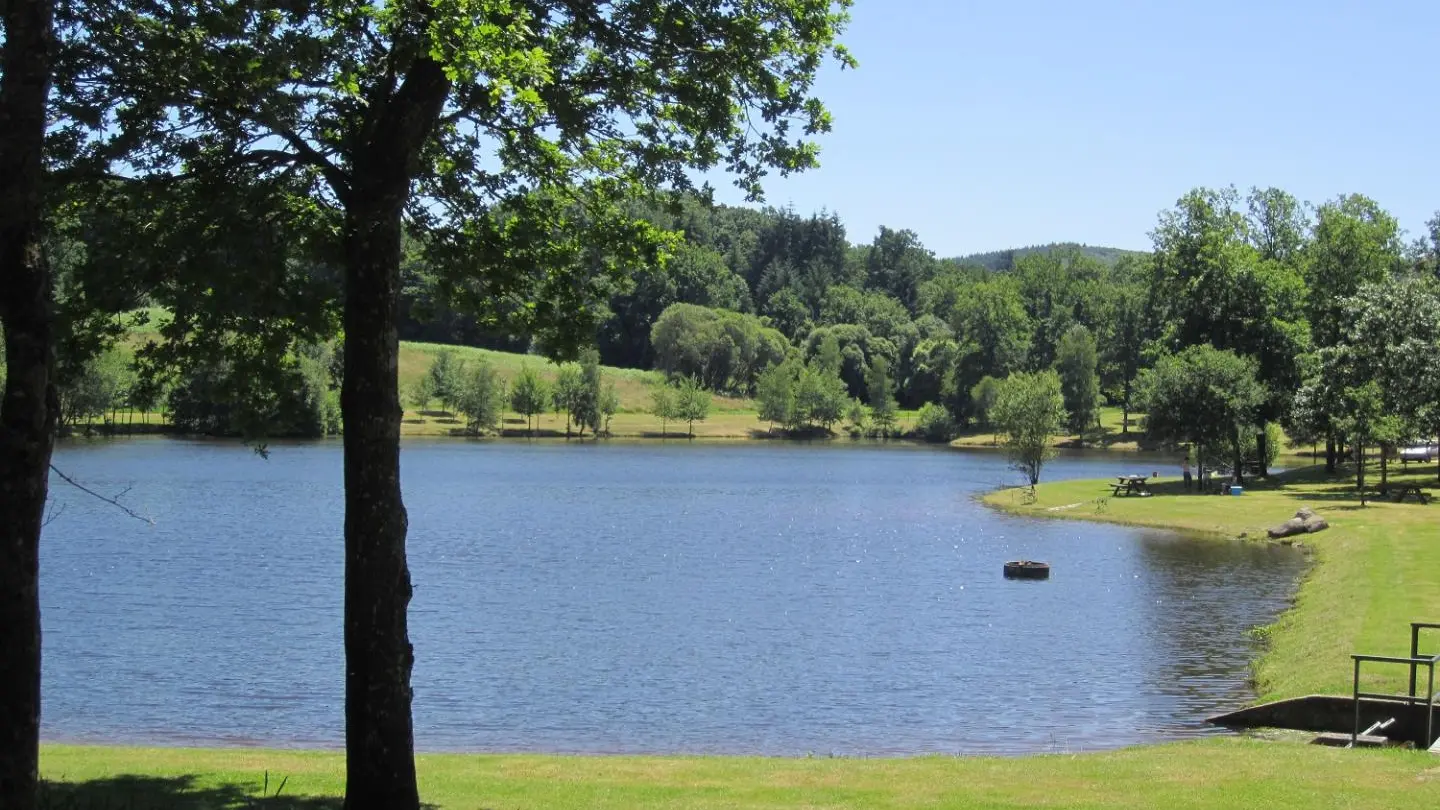 Gite Les Ribières à Les Cars en Haute-Vienne (Nouvelle Aquitaine) - Étang de pêche du Ronlard _2