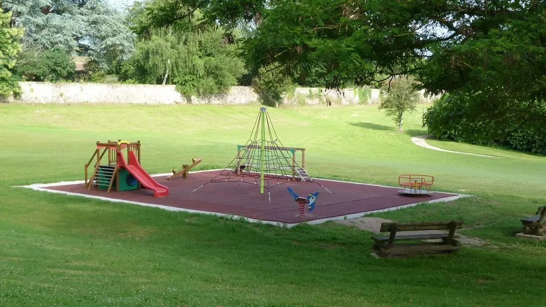 Gite Les Ribières à Les Cars en Haute-Vienne (Nouvelle Aquitaine) - Aire de jeux_11