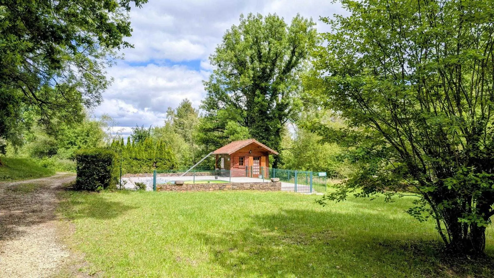 Gite Les Frenes, Hameau de La Maridele à cussac en Haute-Vienne - la piscine _17
