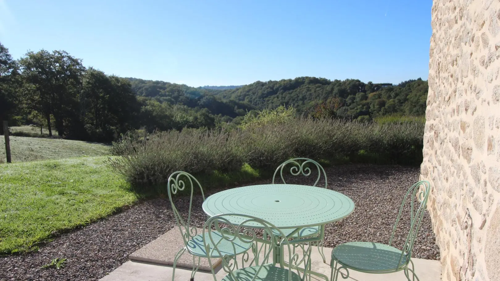 Gîtes de France La Chaudière à St Auvent, Haute Vienne, la terrasse côté soleil levant_24