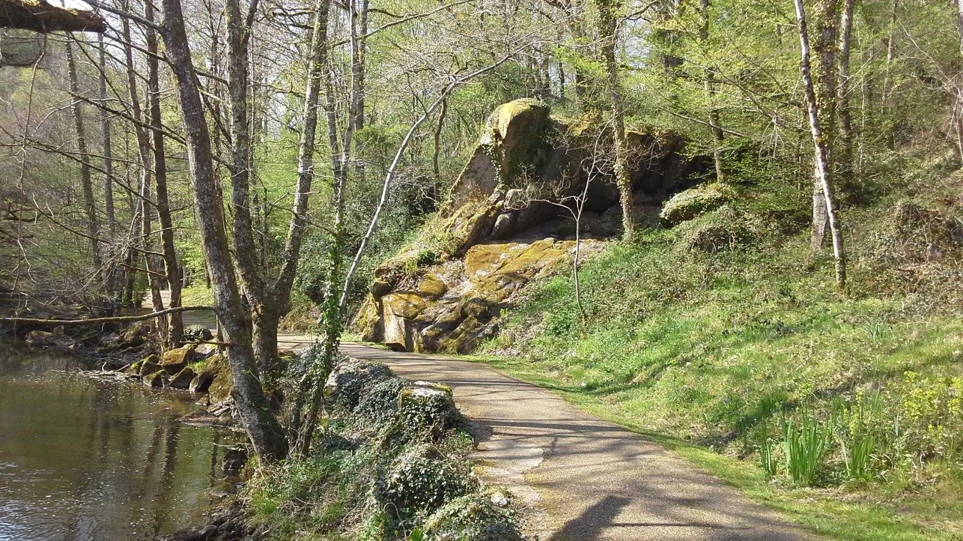 sentiers sur le bord de la Gorre juste en dessous du gite la Chaudière_33