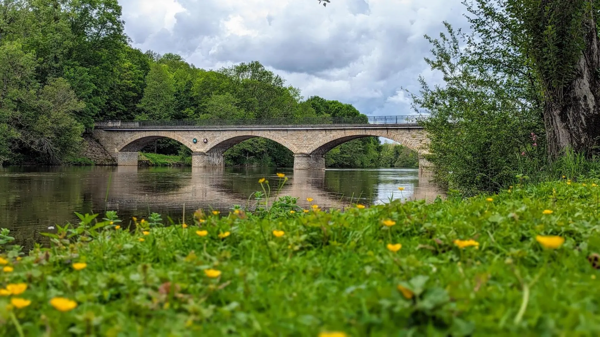 Pour les pêcheurs, un accès privilégié à la VIENNE depuis la parcelle._41