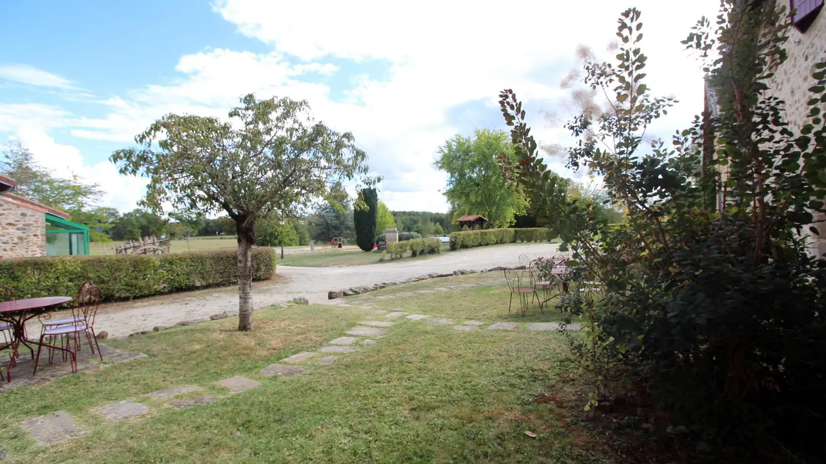Gite Le Chambéry à Saint Brice Sur Vienne en Haute-Vienne - vue devant le gite_20