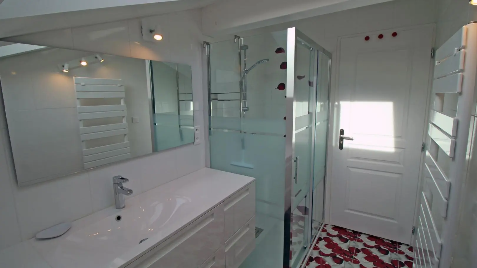 Le gîte de La Maison Neuve à Saint Priest sous Aixe en Haute-Vienne (Nouvelle Aquitaine) - salle d'eau_24