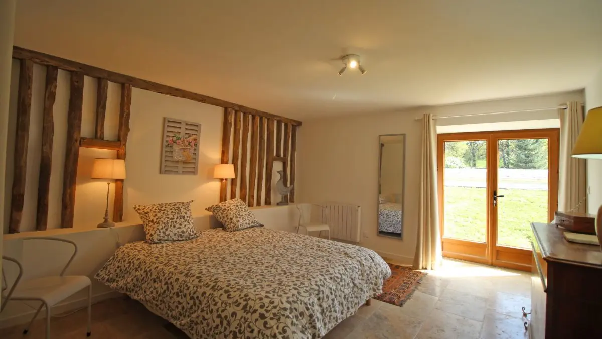 La chambre du RC. Lit 1 m 60 de plein pied sur la piscine Gîte Chez le Bayle à Condat sur Vienne en Haute-Vienne (Limousin)_11