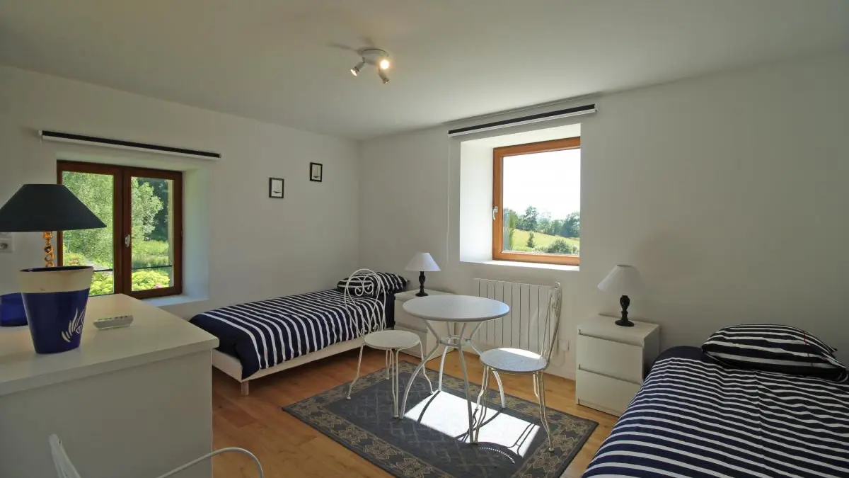 1 chambre du 1 er étage. 2 lits de 90.  Vue sur la piscine et vue sur la vallée de la vienne. Gîte Chez le Bayle à Condat sur Vienne en Haute-Vienne (Limousin)_18