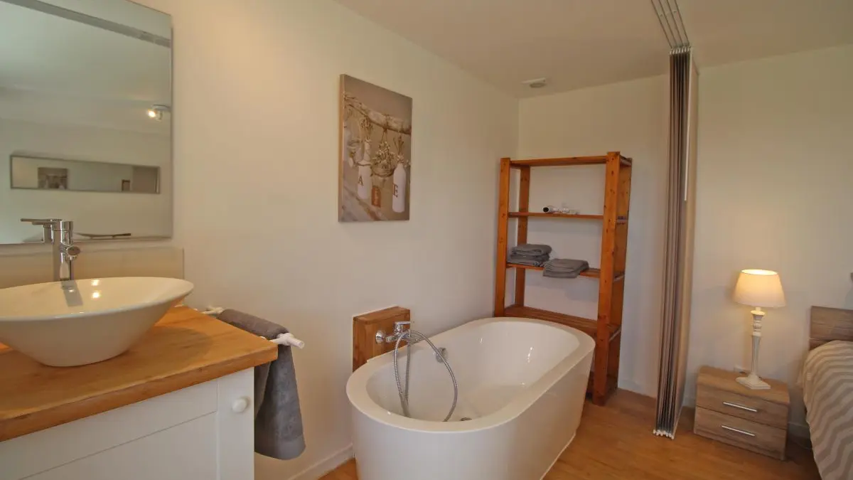 La salle de bain de la chambre à grand lit du 1 er étage. Gîte Chez le Bayle à Condat sur Vienne en Haute-Vienne (Limousin)_16