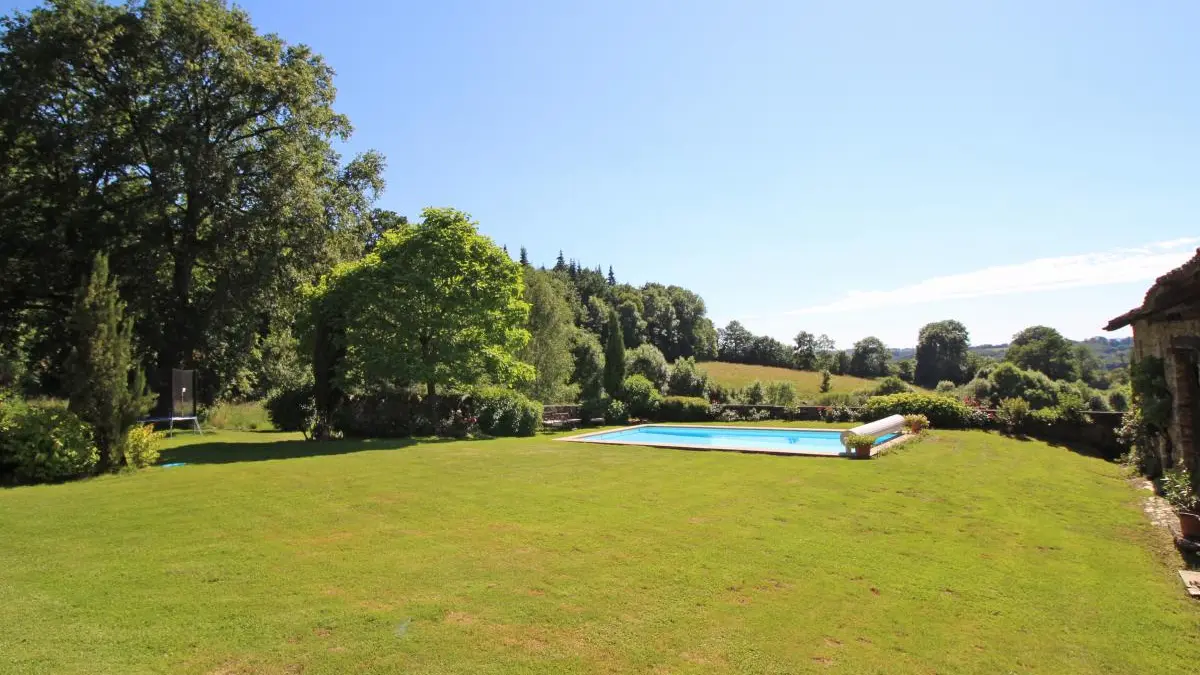 La piscine et le jardin autour - Gîte Chez le Bayle à Condat sur Vienne en Haute-Vienne (Limousin)_26