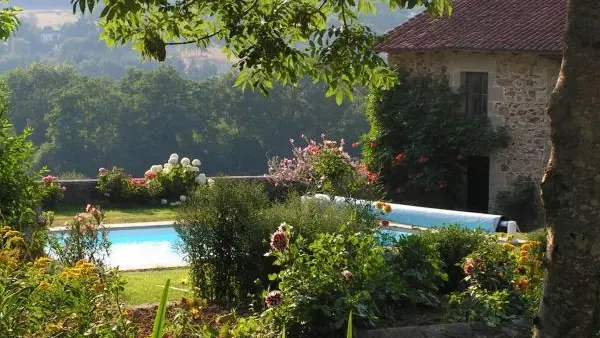 Vue du jardin sur le gite - Gîte Chez le Bayle à Condat sur Vienne en Haute-Vienne (Limousin)_21