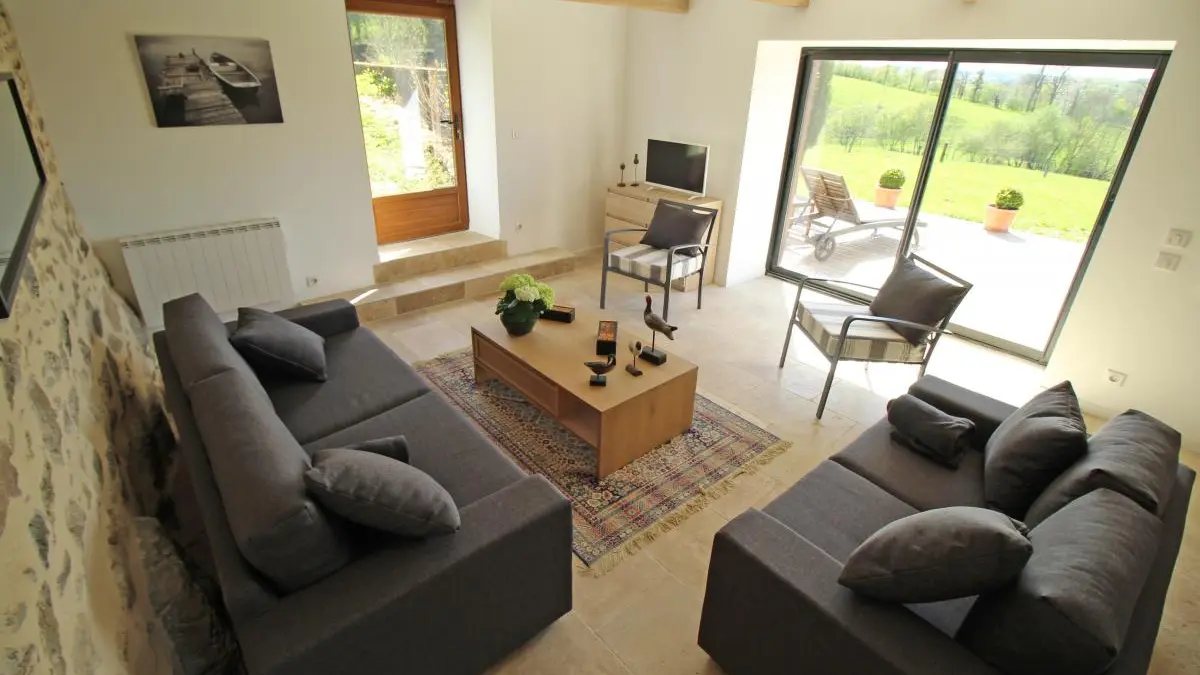 Salon donnant sur la terrasse plein sud et sur la piscine . Gîte Chez le Bayle à Condat sur Vienne en Haute-Vienne (Limousin)_7