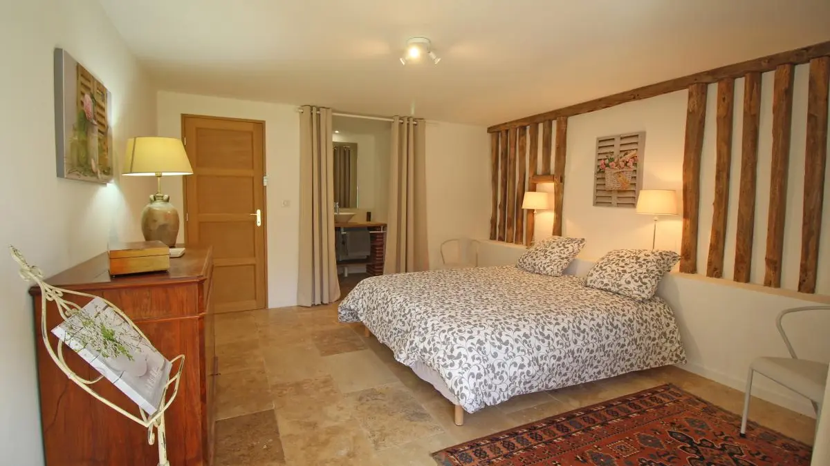 La chambre du RC. Lit 1 m 60. Gîte Chez le Bayle à Condat sur Vienne en Haute-Vienne (Limousin)_12