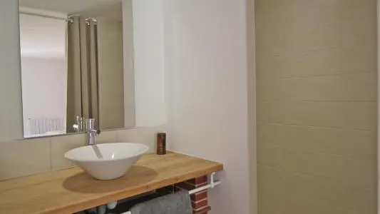 La salle de bain de la chambre du RC. Gîte Chez le Bayle à Condat sur Vienne en Haute-Vienne (Limousin)_19