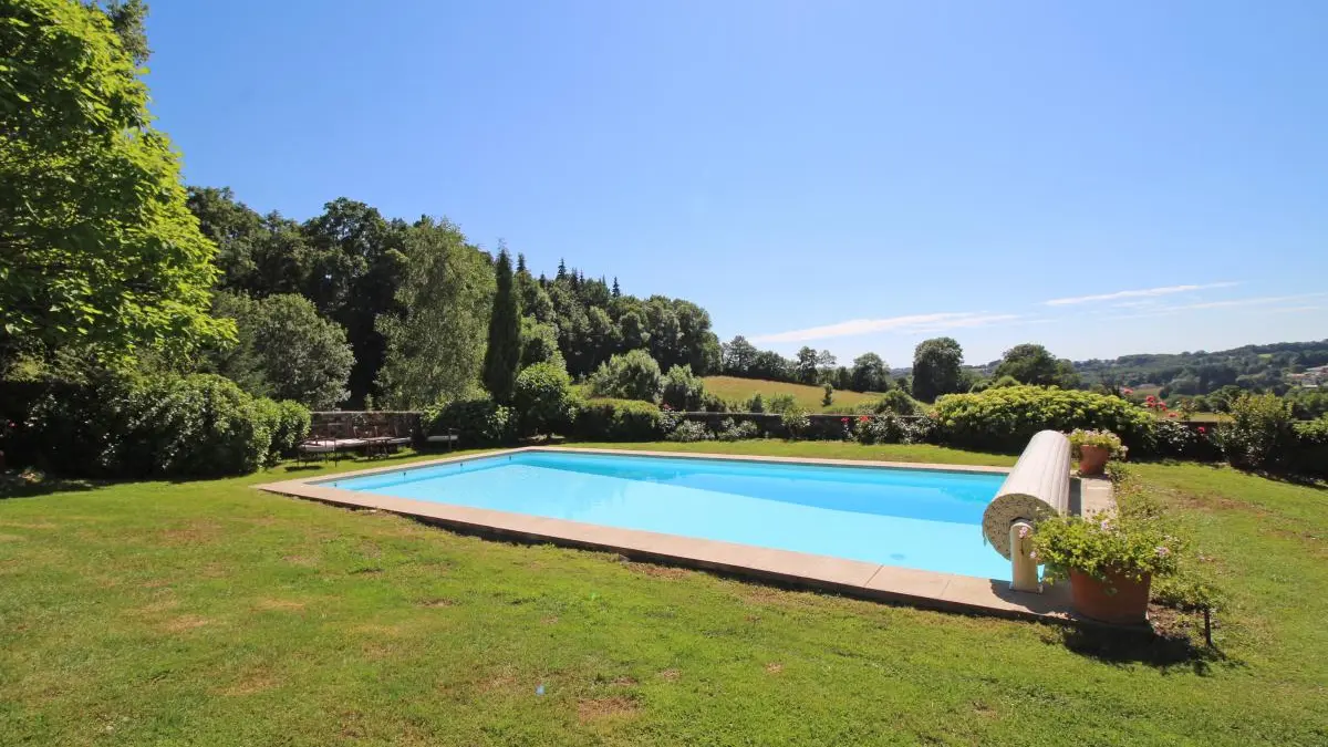 La piscine chauffée. 11 m X 5,5 m. Gîte Chez le Bayle à Condat sur Vienne en Haute-Vienne (Limousin)_4
