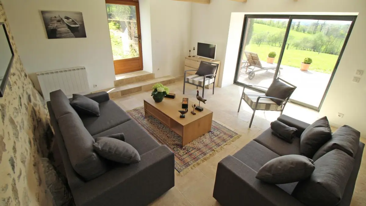 Salon donnant sur la terrasse plein sud et sur la piscine . Gîte Chez le Bayle à Condat sur Vienne en Haute-Vienne (Limousin)_42