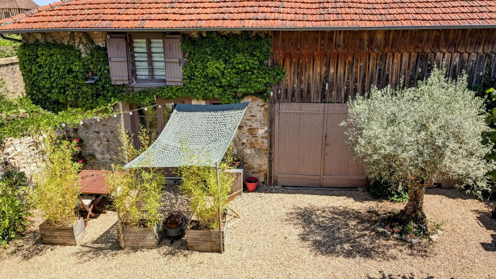 Gîte Les Eglantiers commune de Jourgnac en Haute-Vienne (Limousin) -façade petite maison_28