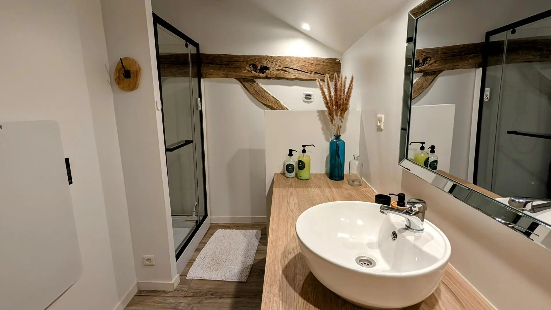 Gîte Les Eglantiers commune de Jourgnac en Haute-Vienne (Limousin) - salle d'eau wc 1er petite maison_32