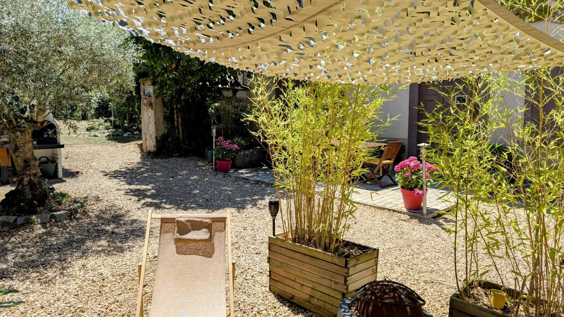 Gîte Les Eglantiers commune de Jourgnac en Haute-Vienne (Limousin) - cour intérieur _32