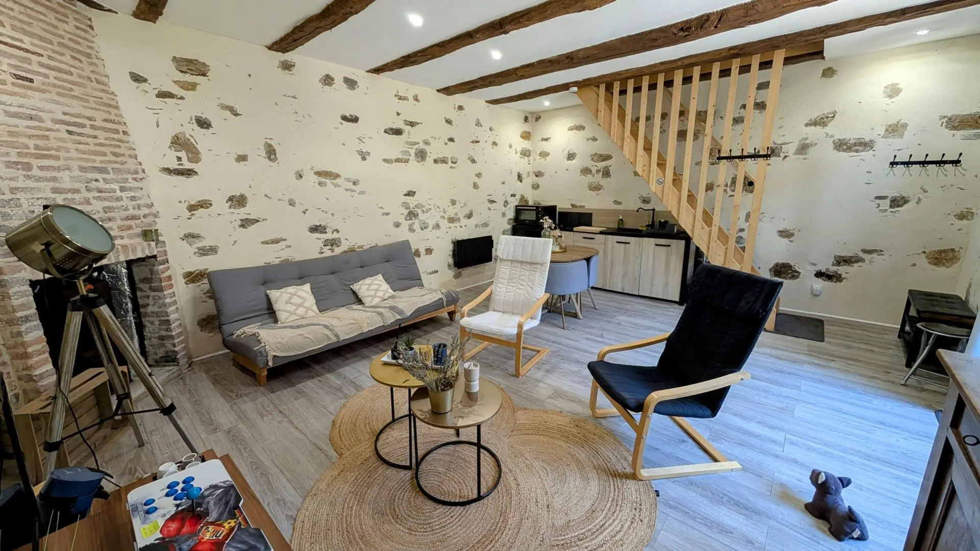 Gîte Les Eglantiers commune de Jourgnac en Haute-Vienne (Limousin) - sejour salon kitchenette petite maison_29