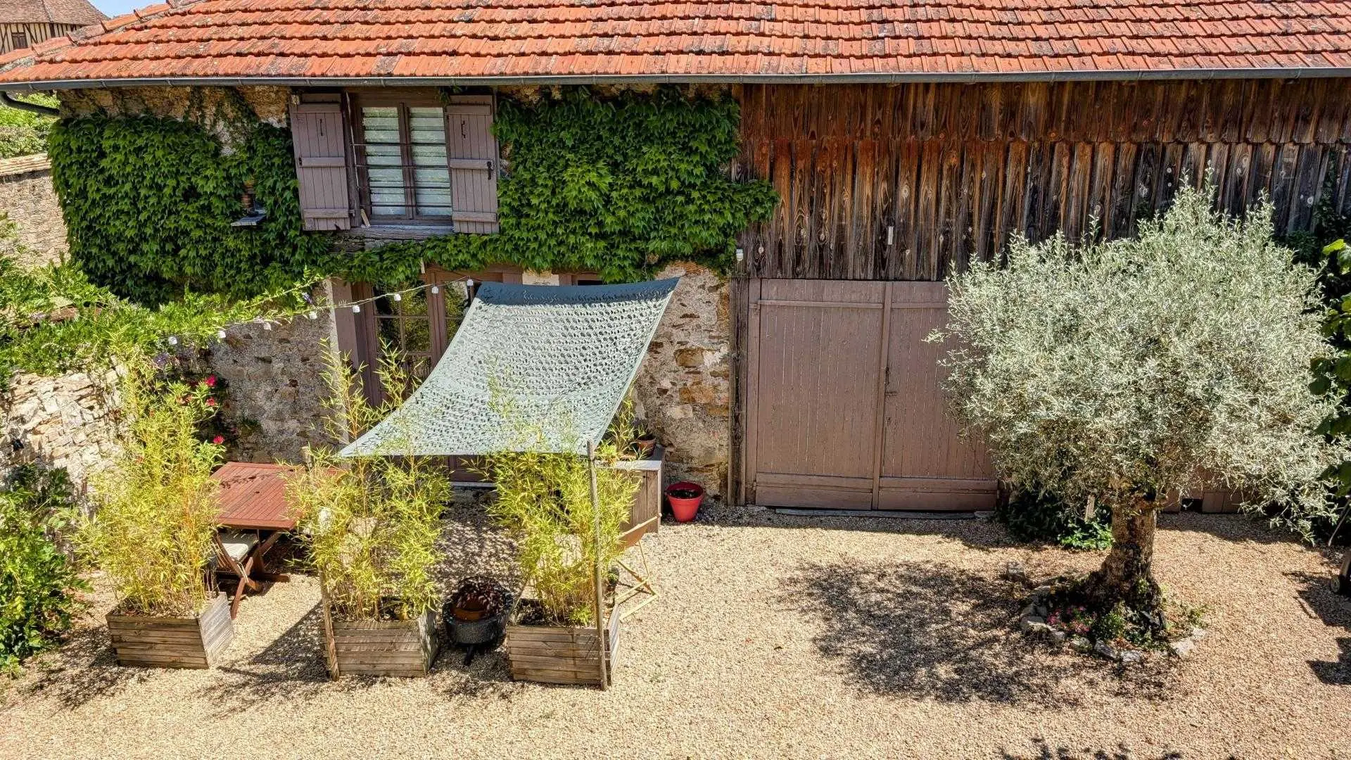 Gîte Les Eglantiers commune de Jourgnac en Haute-Vienne (Limousin) -façade petite maison_28