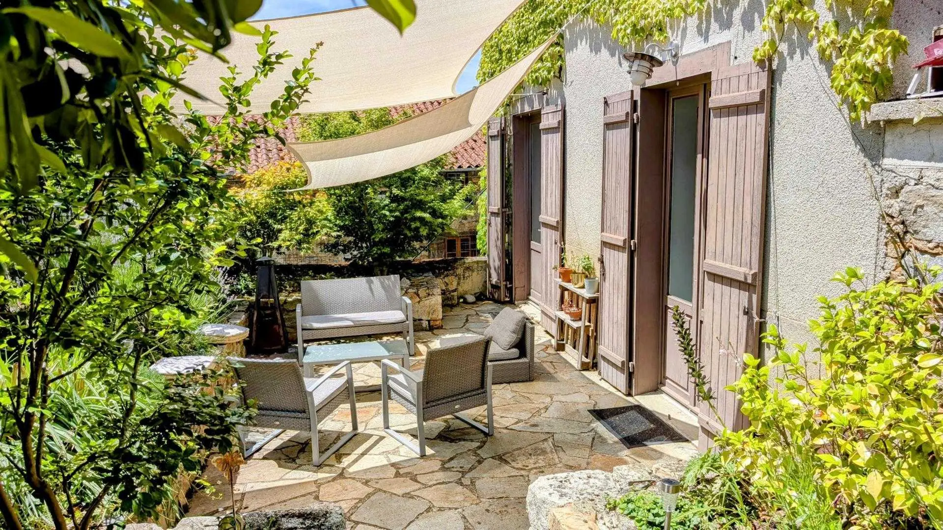 Gîte Les Eglantiers commune de Jourgnac en Haute-Vienne (Limousin) - terrasse côté jardin_35