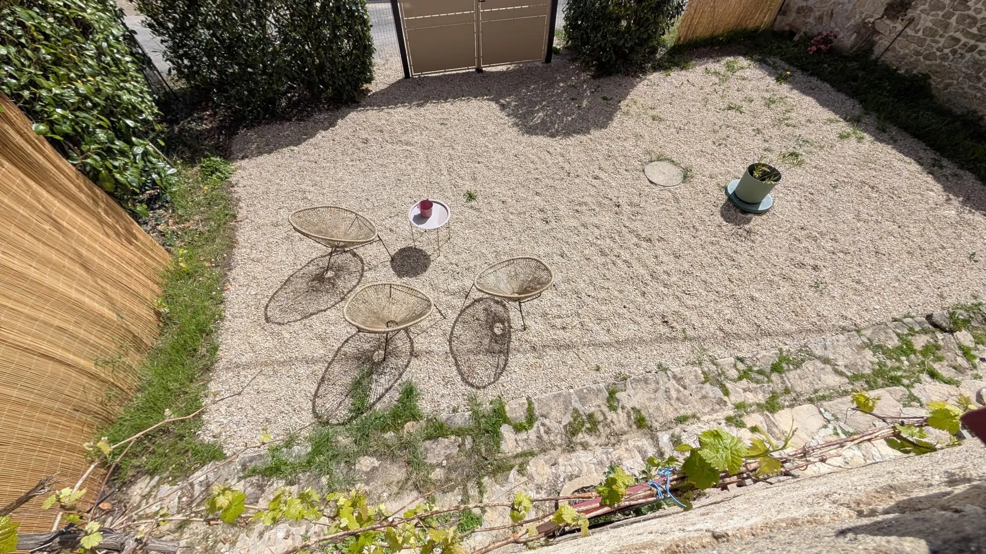 Gite La maison des Hortensias à Saint Gence en Haute-Vienne, la cour côté sud vue d'en haut_13