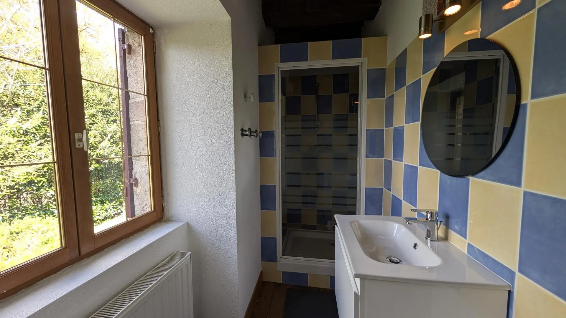 Gite La maison des Hortensias à Saint Gence en Haute-Vienne - salle d'eau privée à la chambre_10