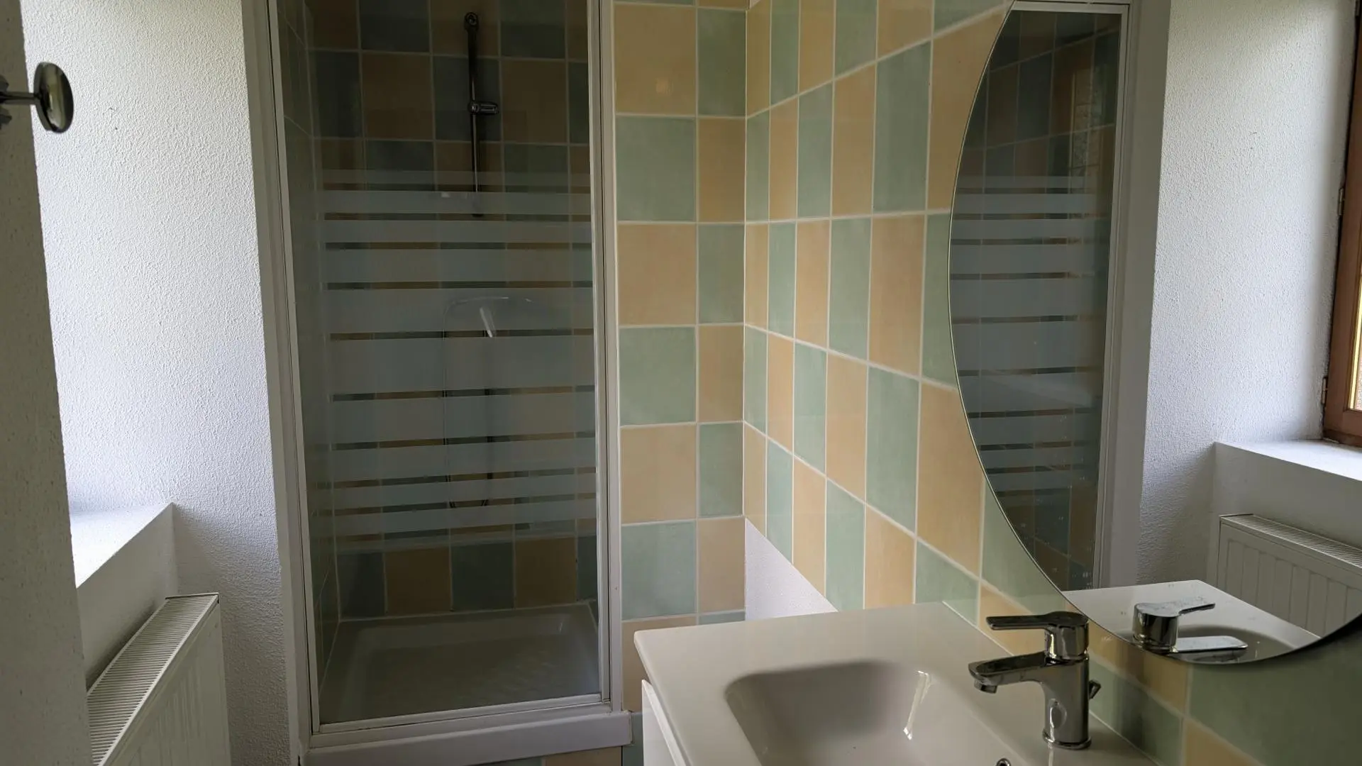 Gite La maison des Hortensias à Saint Gence en Haute-Vienne - salle d'eau 1er étage_8