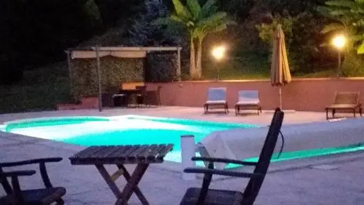 Gite Le Moulin De Pont Pery à Saint Martin Le Vieux en Haute-Vienne (Nouvelle Aquitaine). La piscine a nuit._10