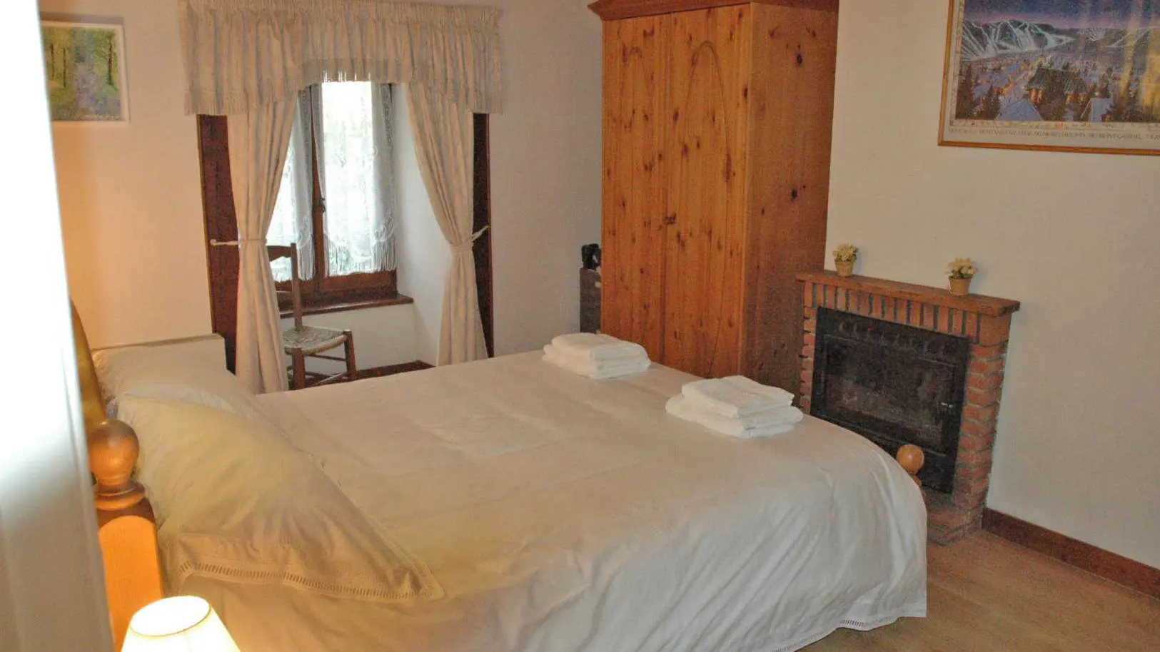 Gite Le Moulin De Pont Pery à Saint Martin Le Vieux en Haute-Vienne (Nouvelle Aquitaine). La chambre principale_26