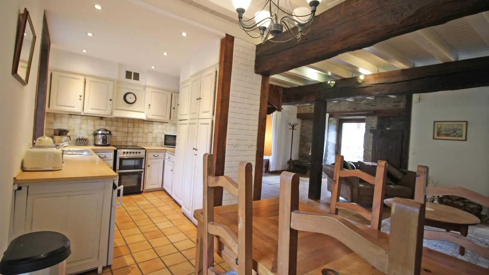 Gite Le Moulin De Pont Pery à Saint Martin Le Vieux en Haute-Vienne (Nouvelle Aquitaine). La cuisine/salle a manger_25