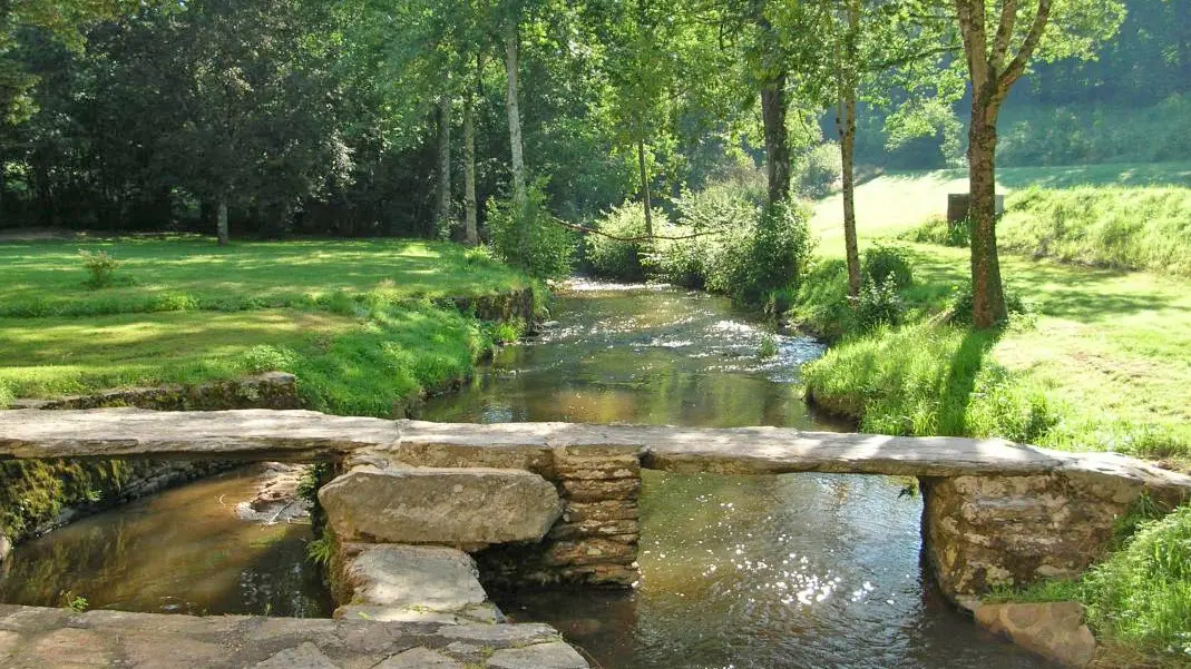 Gite Le Moulin De Pont Pery à Saint Martin Le Vieux en Haute-Vienne (Nouvelle Aquitaine). Le pont vieux (le Pont-Pery?)_5