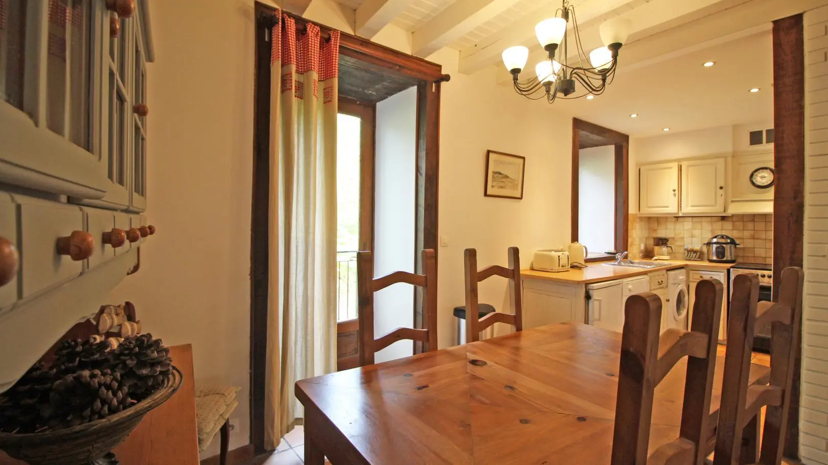 Gite Le Moulin De Pont Pery à Saint Martin Le Vieux en Haute-Vienne (Nouvelle Aquitaine). La cuisine/salle a manger_24