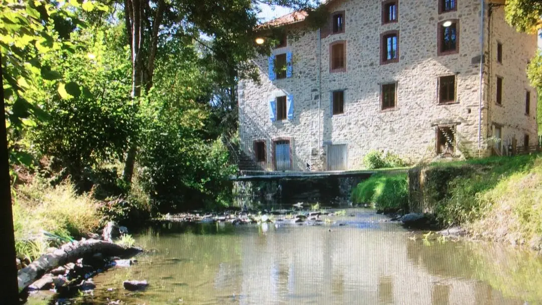 Gite Le Moulin De Pont Pery à Saint Martin Le Vieux en Haute-Vienne (Nouvelle Aquitaine). Maison principale et ruisseaux_11
