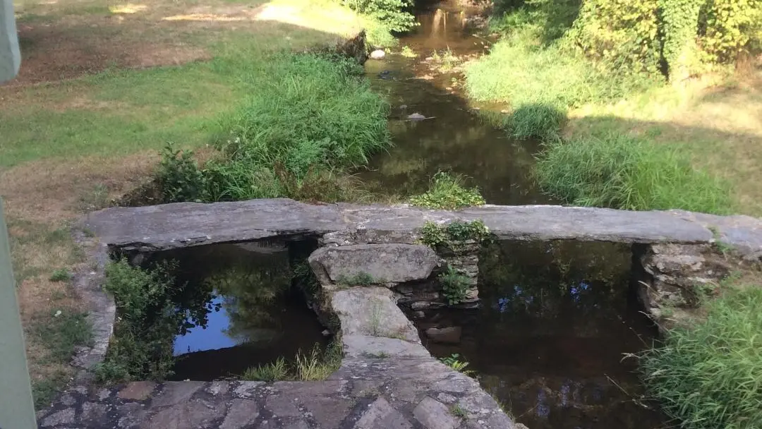 Gite Le Moulin De Pont Pery à Saint Martin Le Vieux en Haute-Vienne (Nouvelle Aquitaine). Le pont vieux._6