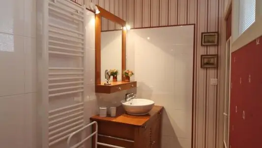 Chambre d'hôtes de la Ferme de la Roche à Bonnac la Côte en Haute-Vienne (Limousin)- chambre Rose Marine_11