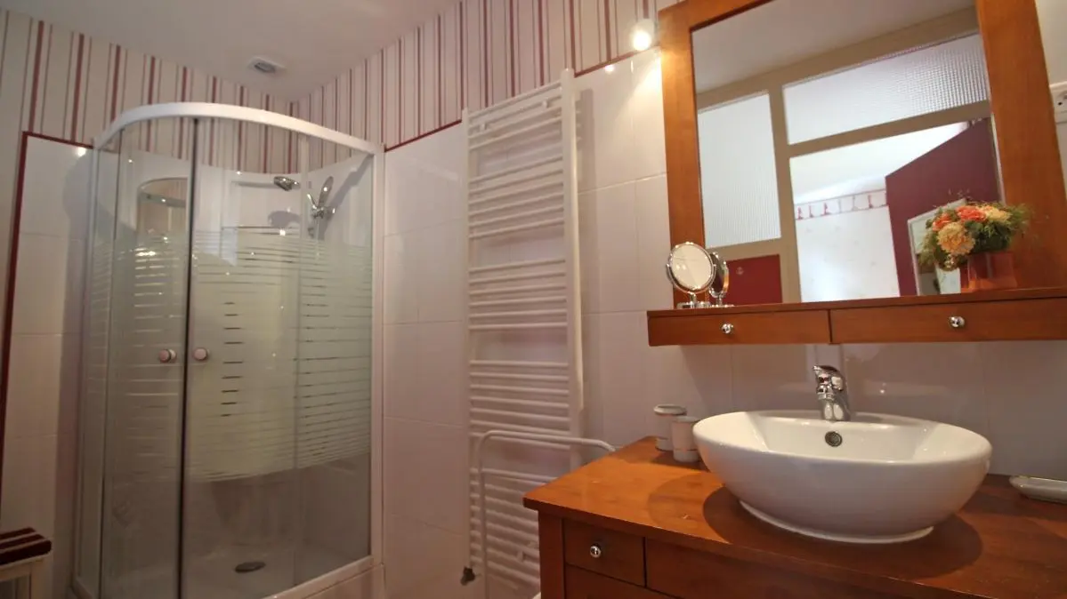 Chambre d'hôtes de la Ferme de la Roche à Bonnac la Côte en Haute-Vienne (Limousin)- chambre Rose Marine_10