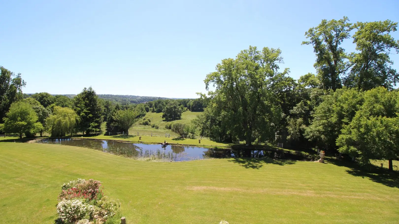 Chambre d'hôtes Le Chateau De La Chabroulie à Isle en Haute-Vienne (Nouvelle Aquitaine)- vue de la chambre des oiseaux_55