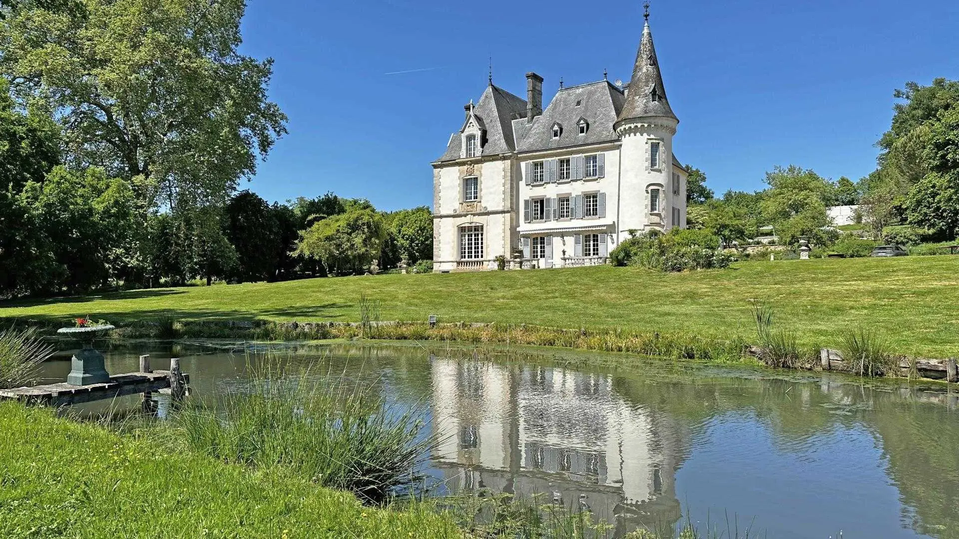 Chambre d'hôtes Le Chateau De La Chabroulie à Isle en Haute-Vienne (Nouvelle Aquitaine)_1